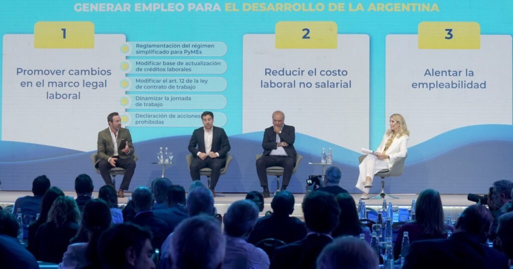 Coloquio IDEA, EN VIVO: Sturzenegger en el escenario oficial, desayuno privado con empresarios del agro y el cierre de Milei