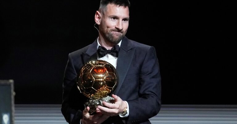 Lionel Messi, ausente en la gala del Balón de Oro: la ovación de los fanáticos al campeón del mundo en las afueras del teatro Chatelet de París