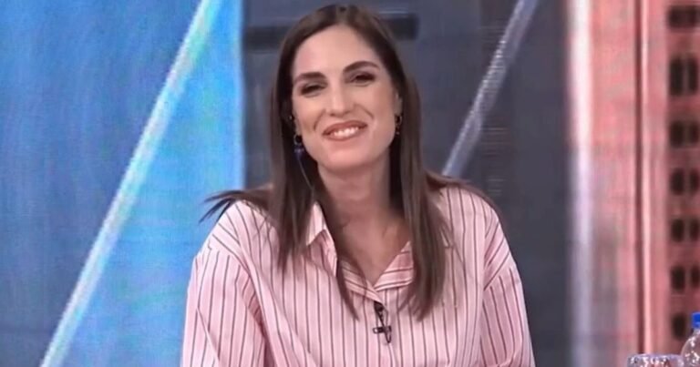 Quién es la periodista que anunció su embarazo al aire: "Al mes de conocerlo, me enteré que esperaba gemelas"