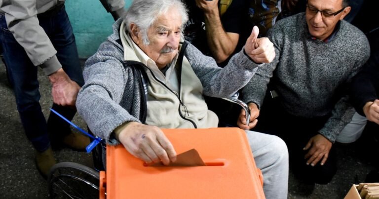 "Pepe" Mujica votó en las elecciones de Uruguay y criticó a Milei porque en la Argentina "hay más pobres que antes"