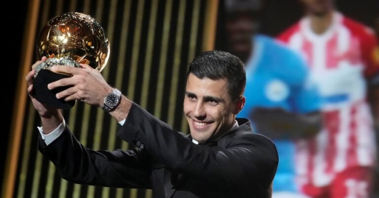 Rodri ganó el Balón de Oro 2024 y Dibu Martínez marca una época al ser elegido como el mejor arquero del mundo por segundo año consecutivo