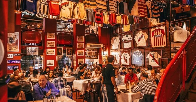 Esta es la parrilla futbolera de Belgrano que todos los fanáticos quieren conocer: mollejas exquisitas y camisetas de fútbol en cada rincón