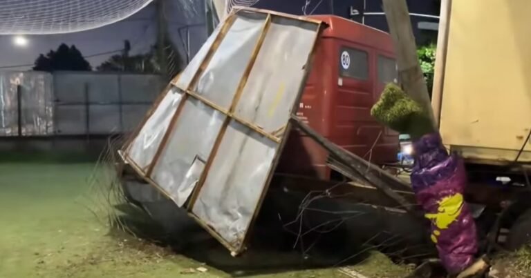 Un camión chocó con un colectivo y terminó incrustado en una cancha de fútbol 5 donde jugaban niños