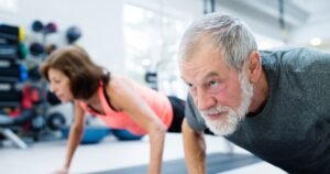 Ejercicios con peso corporal para una espalda fuerte en personas mayores de 50 años