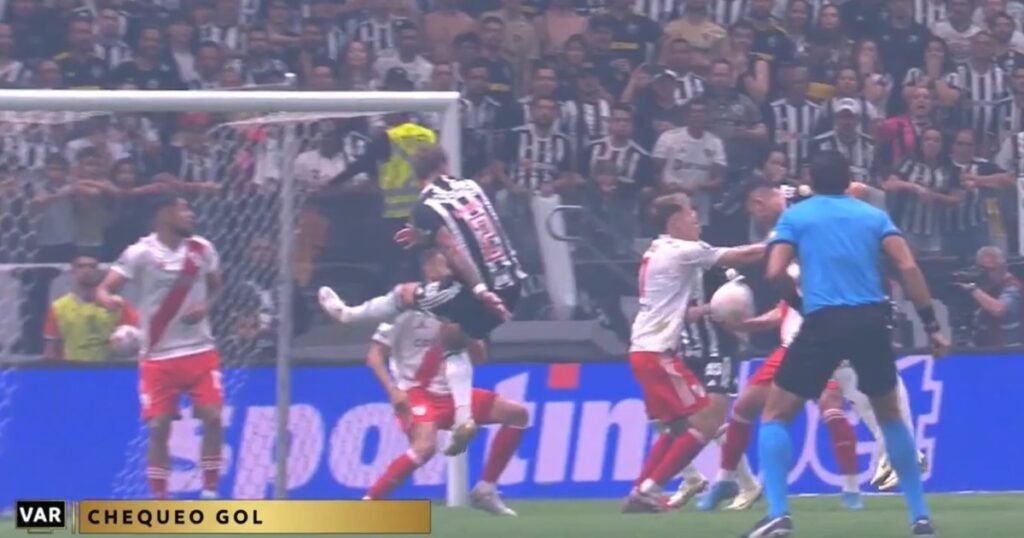 Polémica en Atlético Mineiro vs. River, por la Copa Libertadores: por qué no cobraron penal por la mano de González Pírez en Brasil