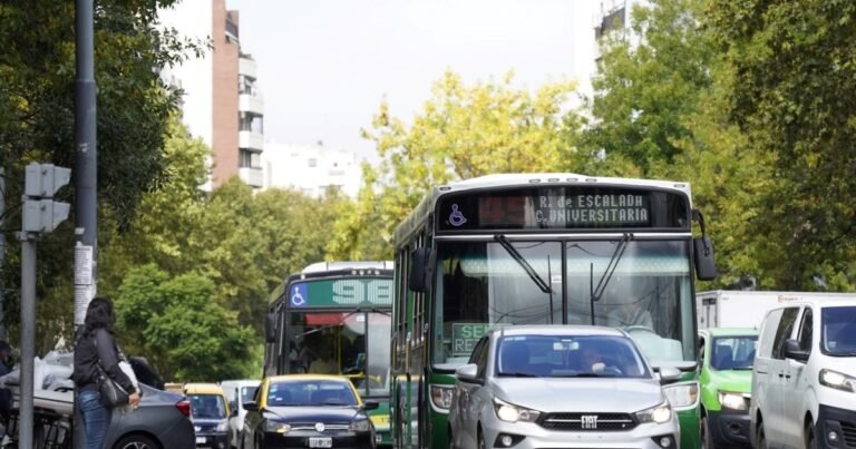 Paro de colectivos: la UTA no quiere guerra contra Milei pero estudia una medida de fuerza sin Moyano