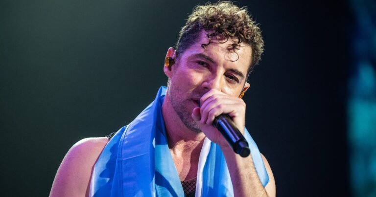 David Bisbal armó una fiesta en su regreso a la Argentina: Luciano Pereyra, La K'onga y Emanero se subieron a cantar con él