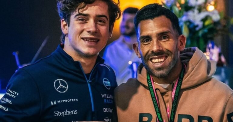 Franco Colapinto y un encuentro 100 por ciento Boca en el GP de Las Vegas: Carlos Tevez viajó a alentarlo y le regaló la '10' azul y oro