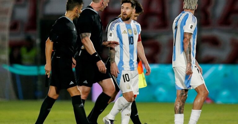 Lionel Messi explotó de bronca contra el árbitro brasileño Daronco porque no expulsó a un jugador de Paraguay, que después hizo festejar a Alfaro