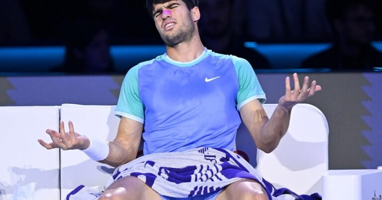 Carlos Alcaraz, afuera de las semifinales del ATP Finals en Turín: Zverev fue implacable y dejó frustrado al español, que rompió una raqueta