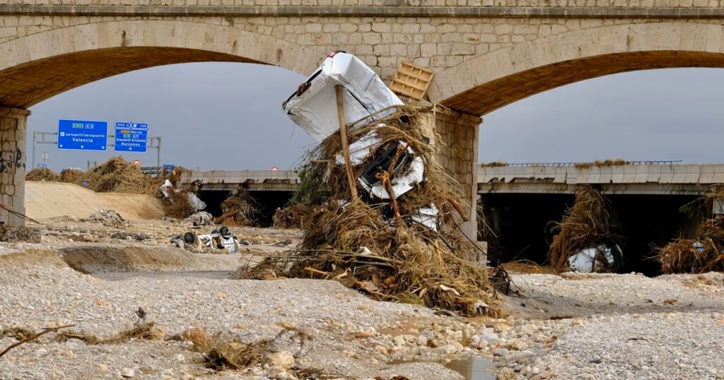 Recorrida por el barranco que se desbordó y provocó la mayor inundación en Valencia por el DANA: “Los cadáveres están debajo de nuestros pies”