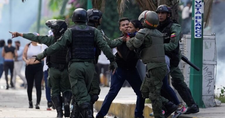 Venezuela libera a presos por las protestas pero llama a prepararse para "todo" en "defensa de la patria"