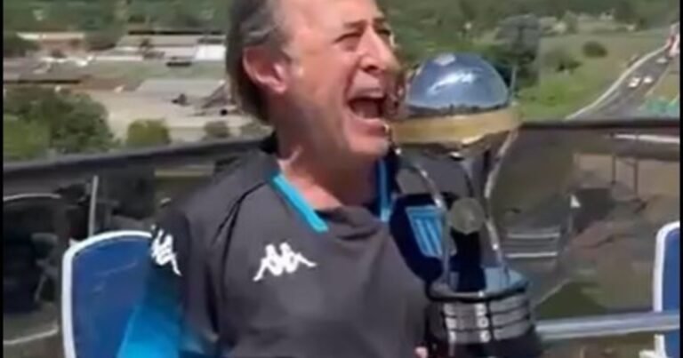 Guillermo Francella hizo su icónico saludo con la Copa Sudamericana y enloqueció a los hinchas de Racing desde Paraguay