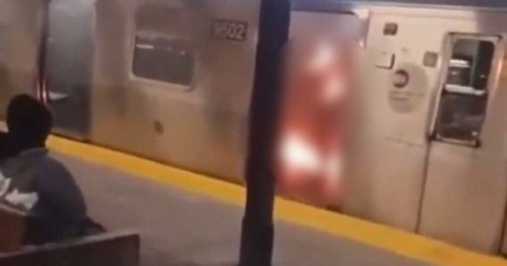 Horror en el metro de Nueva York: prendió fuego a una mujer y se sentó en un banco de la estación a ver cómo moría