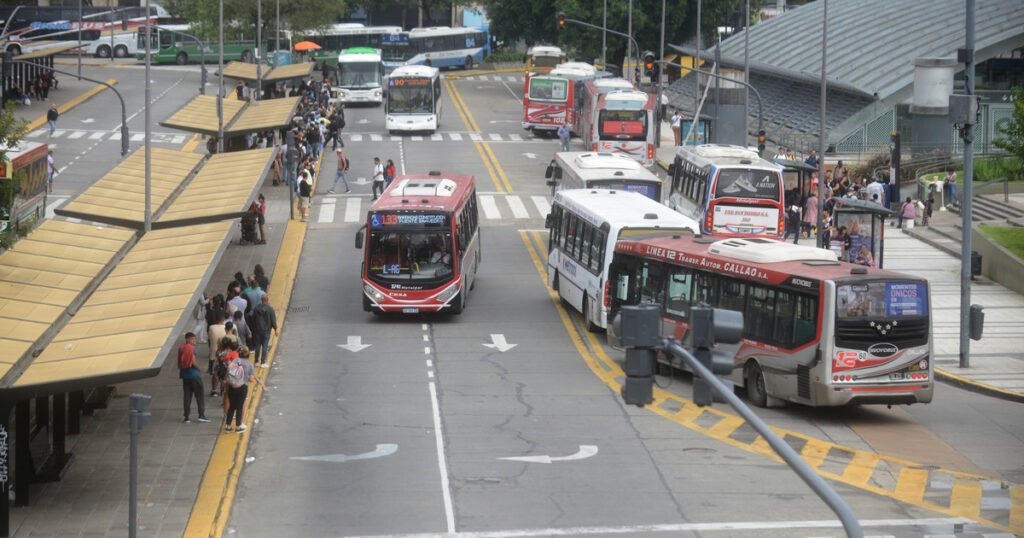 Paro de colectivos: algunas líneas que circulan por el AMBA interrumpieron sus servicios