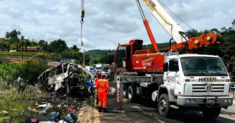 Elevan a 41 los muertos por el triple choque en Minas Gerais: es la peor tragedia en rutas de Brasil en casi dos décadas