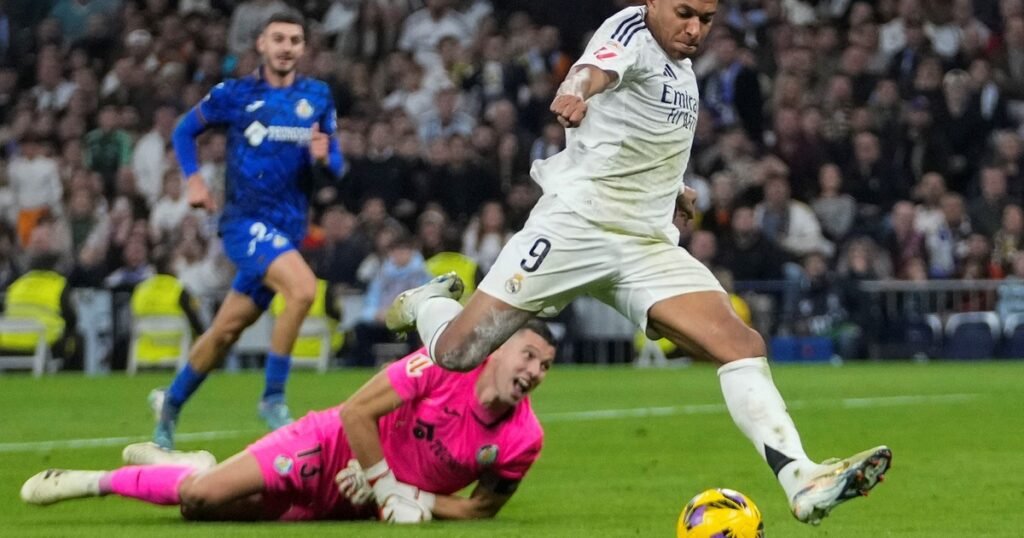 Kylian Mbappé, en busca de la redención: golazo, dos pifies increíbles y apoyo de todo el Bernabéu en la victoria del Real Madrid