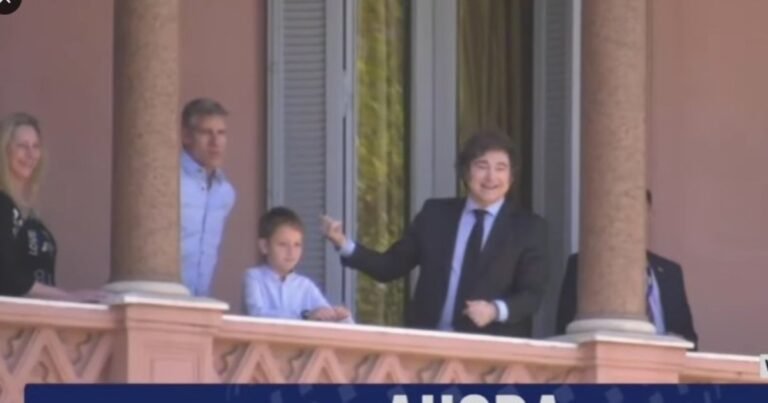 Javier Milei y Martín Palermo, juntos en la Casa Rosada: el Presidente recibió a su viejo ídolo en Boca y saludaron desde el balcón