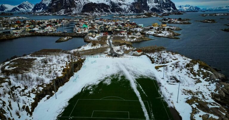 Es el estadio de fútbol más remoto del planeta: dónde queda y cómo hace para funcionar rodeado de agua y rocas