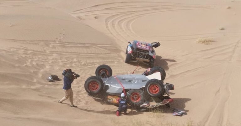 Rally Dakar 2025: el vigente campeón Carlos Sainz sufrió un terrible vuelco en las dunas y quedó muy lejos de poder repetir el título