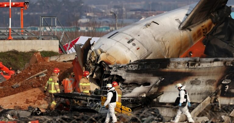 Revelan qué pasó con las cajas negras del avión de Corea del Sur que se estrelló y dejó un saldo de 179 muertos