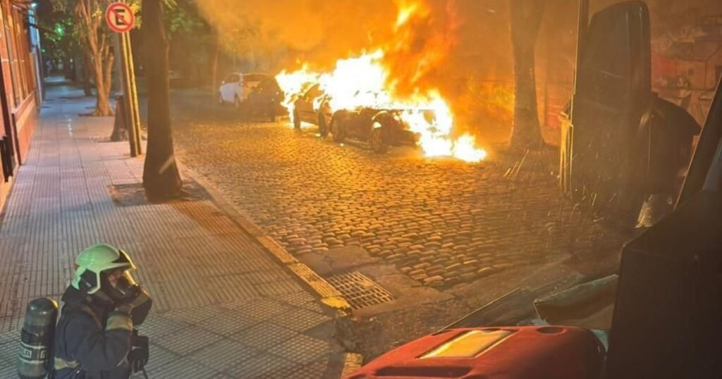 Se incendiaron tres autos en San Cristóbal en plena madrugada: investigan si fue una venganza o un ataque de quemacoches