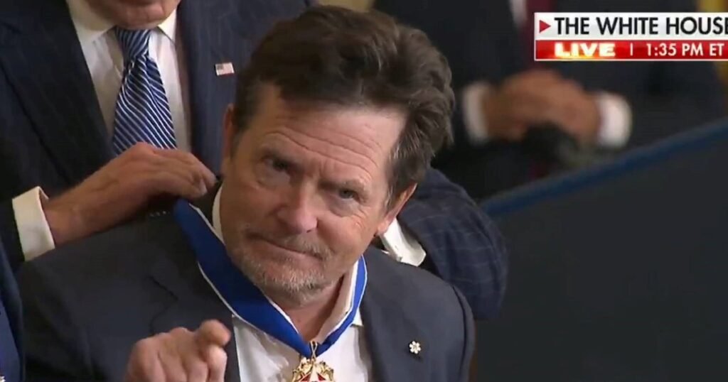 Emoción en la Casa Blanca: así recibió Michael J. Fox un importante reconocimiento que comparte con la Madre Teresa