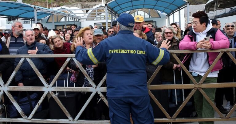 Santorini queda vacía: la gente huye y los aeropuertos y el puerto están colapsados