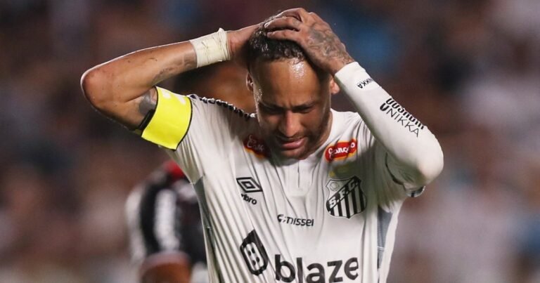 Neymar volvió a jugar en Santos: sufrió una bola en la ingle, una patada de bienvenida y un empate con sabor a poco ante Botafogo-RP