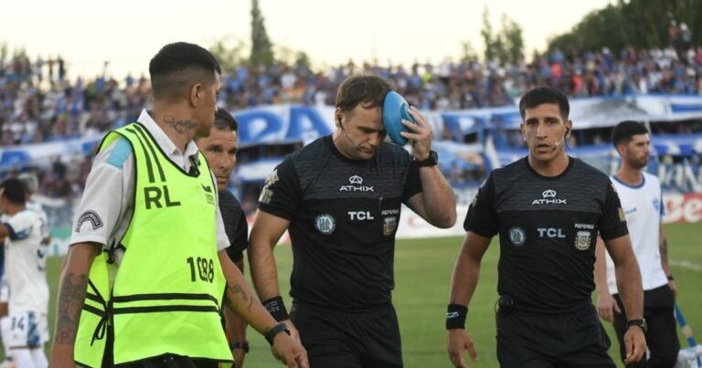 AFA oficializó la sanción a Godoy Cruz por la agresión de un hincha al juez de línea: quita de puntos, partidos sin público y multa millonaria