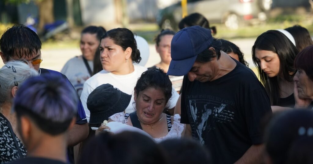 Globos al cielo frente a la escuela de Josué y Paloma: "Estoy destrozado", expresó el papá del chico asesinado junto a su novia