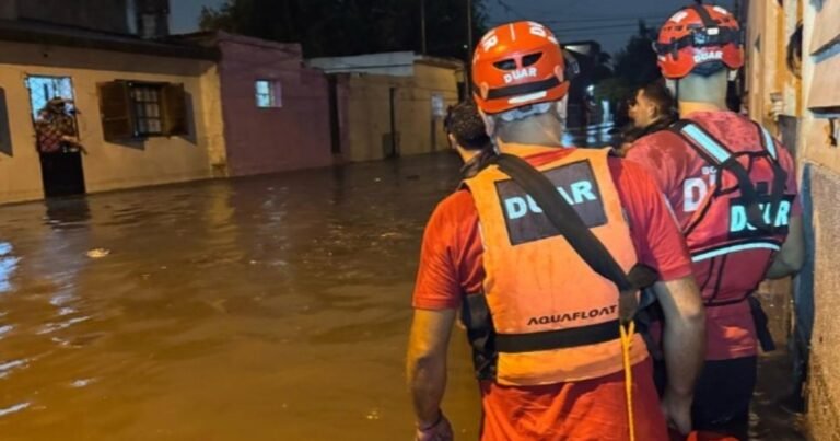 Temporal en Córdoba: calles anegadas y el rescate de un adolescente que era arrastrado por la corriente