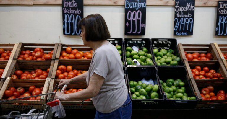 Cambios en el consumo: volvió a caer la compra de productos esenciales y creció la de bienes durables y viajes