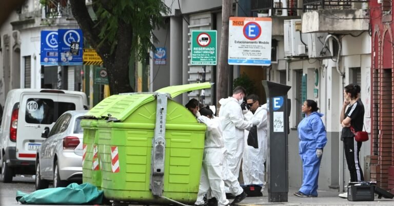 Macabro hallazgo en el microcentro de Rosario: encuentran posibles restos humanos en tres contenedores de basura