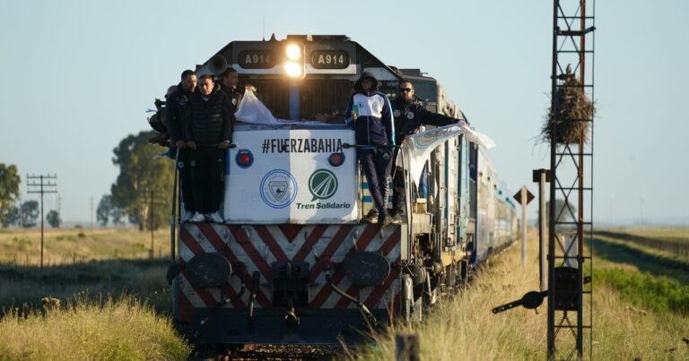 Aplausos de emoción y voluntarios recibieron al tren solidario, que llegó a Bahía Blanca con 1.300 toneladas de donaciones