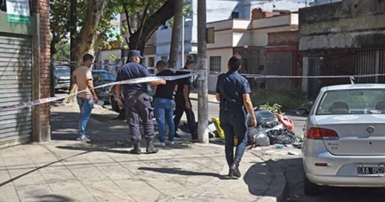 Vecinos llamaron a la policía por un bolso abandonado en Ciudadela: tenía adentro una cabeza humana ensangrentada