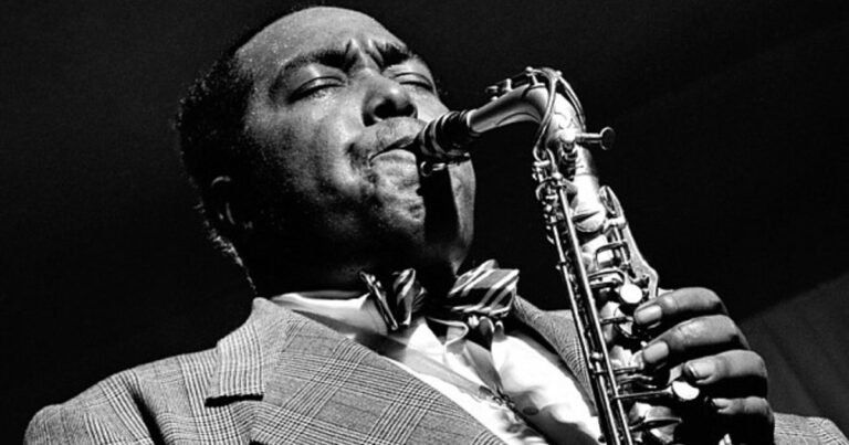 La vida fugaz de Charlie Parker, el músico que conmovió a Clint Eastwood, Julio Cortázar y Pappo