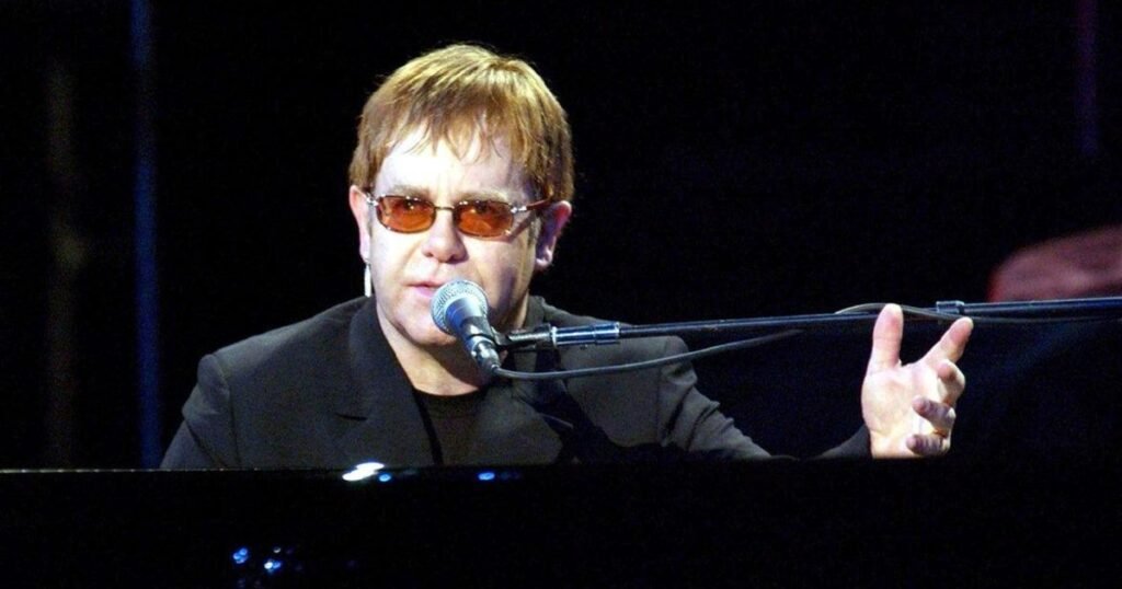 Preocupa la salud de Elton John: ya no puede firmar autógrafos