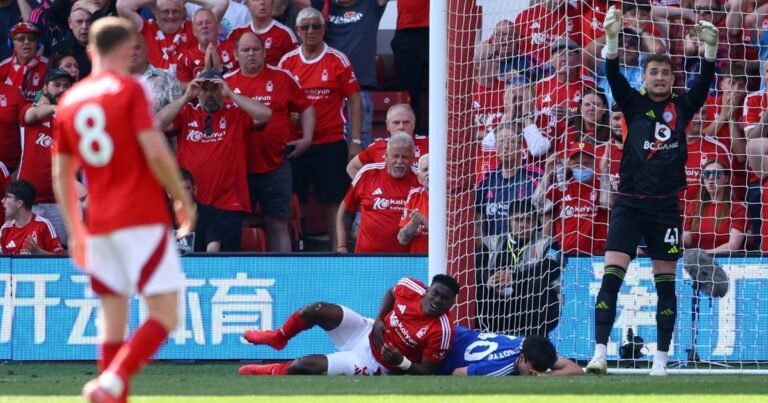 "Delay de bandera": la regla más estúpida del fútbol con VAR dejó en coma a un jugador de la Premier League