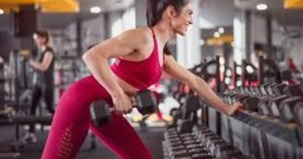 Cómo elegir el peso ideal de las mancuernas para empezar a entrenar fuerza sin lesionarte