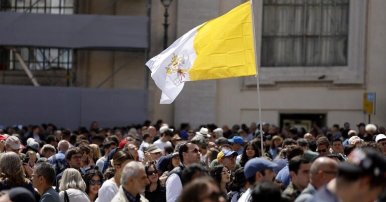 ¿Qué pasa si el cónclave se extiende según la Constitución Apostólica del Vaticano?