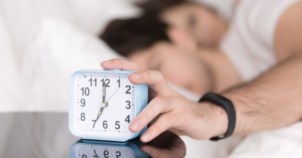 Por qué algunas personas se despiertan antes de que suene el despertador: la ciencia tiene la respuesta
