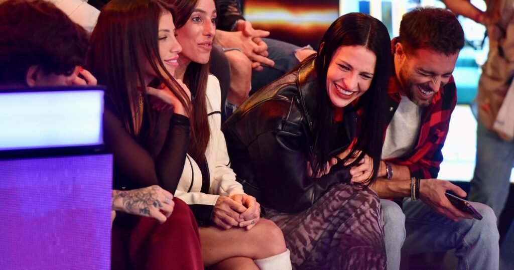 Toda la intimidad de la tribuna de los ex Gran Hermano, con Cata y Chiara de cabecillas: quién decide las ubicaciones, qué hacen en los cortes, y quiénes son los más picantes
