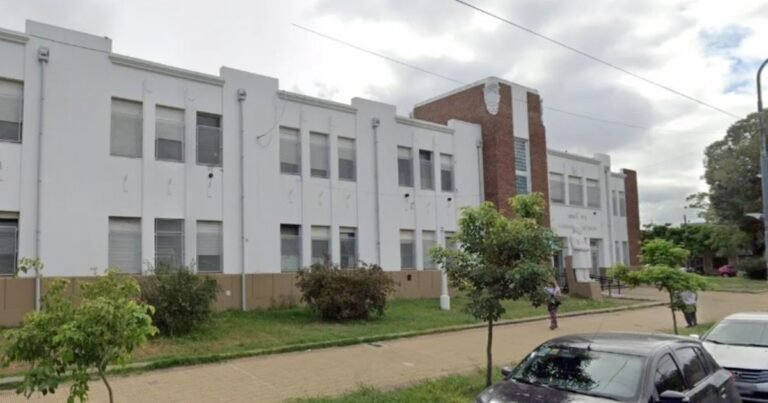 El director de un colegio de La Plata fue agredido por el padre de una alumna y debió ser hospitalizado