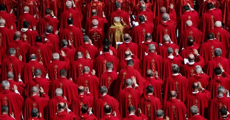 Antes de elegir al nuevo Papa, los cardenales se pusieron a ver la película "Cónclave"