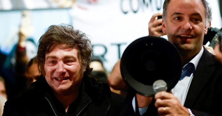 Elecciones 2025 en Argentina, EN VIVO: "Adorni es $LIBRA", los afiches contra el candidato de LLA tras su caminata con Milei por Lugano