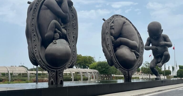 En Doha, la obra de Damien Hirst que permaneció cubierta cinco años y hoy da nombre a un barrio