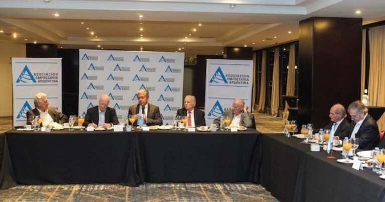 Ante el gobernador neuquino, AEA resaltó el rol del diálogo
