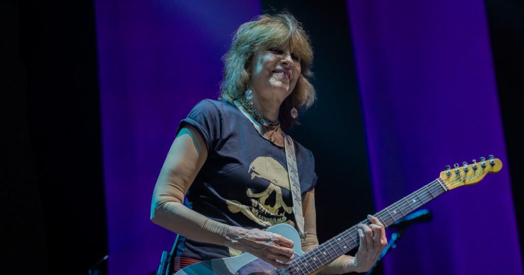 Chrissie Hynde, la rockera más varonera e integradora, se lució con su banda Pretenders y mostró un look Keith Richards
