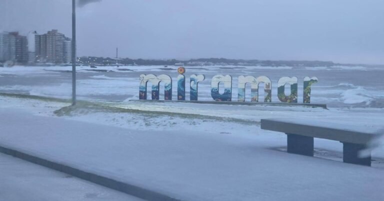 Las playas de Miramar se llenaron de nieve y no descartan que también pase en Mar del Plata
